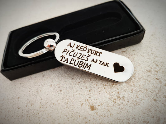 Kľúčenka P035-Aj keď furt pi*uješ aj tak ťa ľúbim/milujem/mám rada